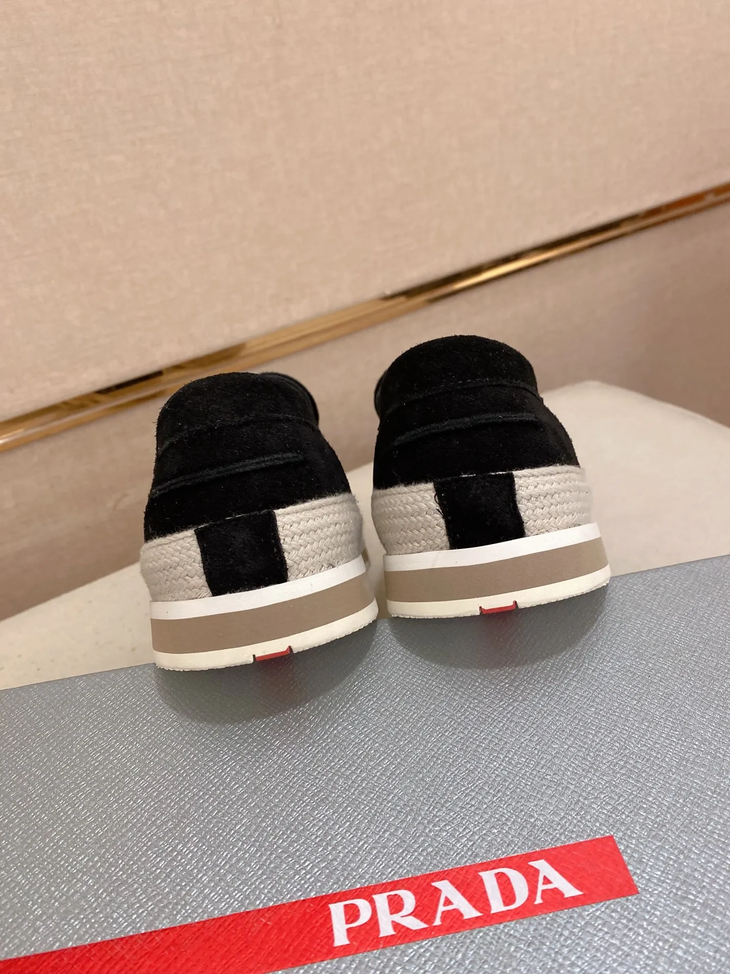 Men's shoes 💰 480💰 ✔️✔️✔️Top high version High-quality new PRADA (Prada) counters are launched at the same time. The new men's shoes and 😘fabrics are purely handmade in Niujing. Lining: Full cowhide lining. 👍🏿High-end☄️Open-molded non-slip rubber outsole, exquisite lines, simple and elegant, comfortable and high-end for leisure travel. Code number: 38-44. Can be customized45